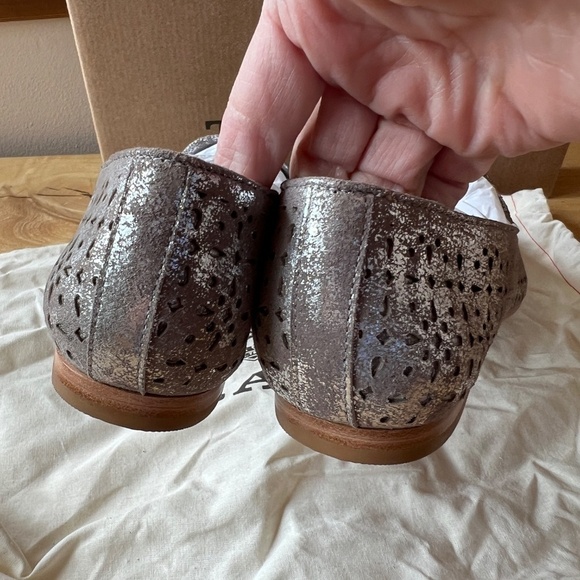 NIB TRASK FARRAH PERFORATED FLATS 7 PEWTER METALLIC LASER CUT LOAFER CASUAL - Picture 6 of 11